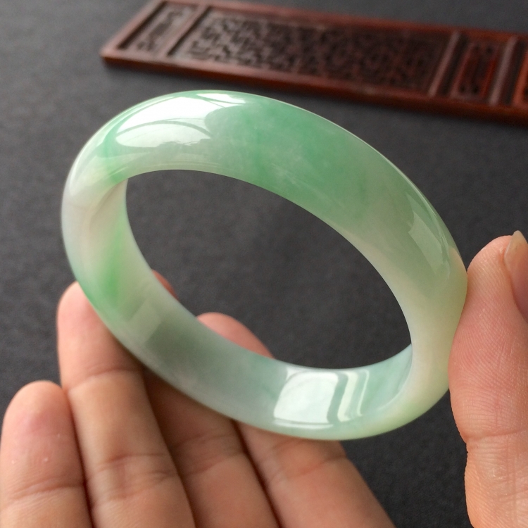 (超值推荐)糯冰种飘绿花手镯(58.8mm)