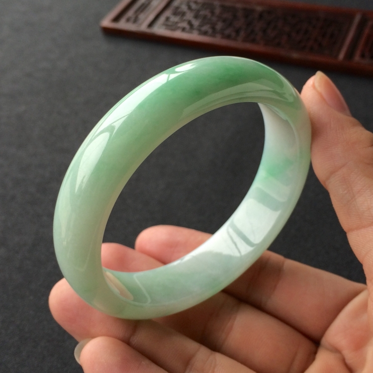 (超值推荐)糯冰种飘绿花手镯(58.8mm)