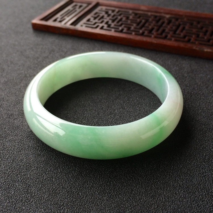 (超值推荐)糯冰种飘绿花手镯(58.8mm)