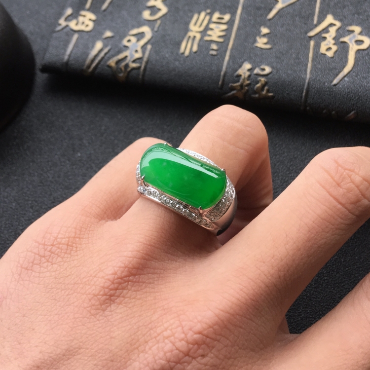 (超值推荐)冰种阳绿镶白金钻石马鞍戒指