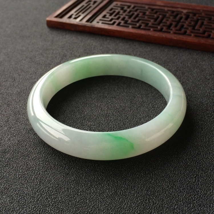 (超值推荐)糯冰种略飘翠手镯(58.1mm)