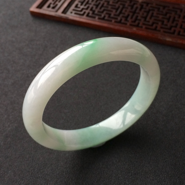 (超值推荐)糯冰种略飘翠手镯(58.1mm)