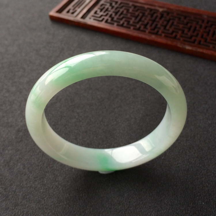 (超值推荐)糯冰种略飘翠手镯(58.1mm)