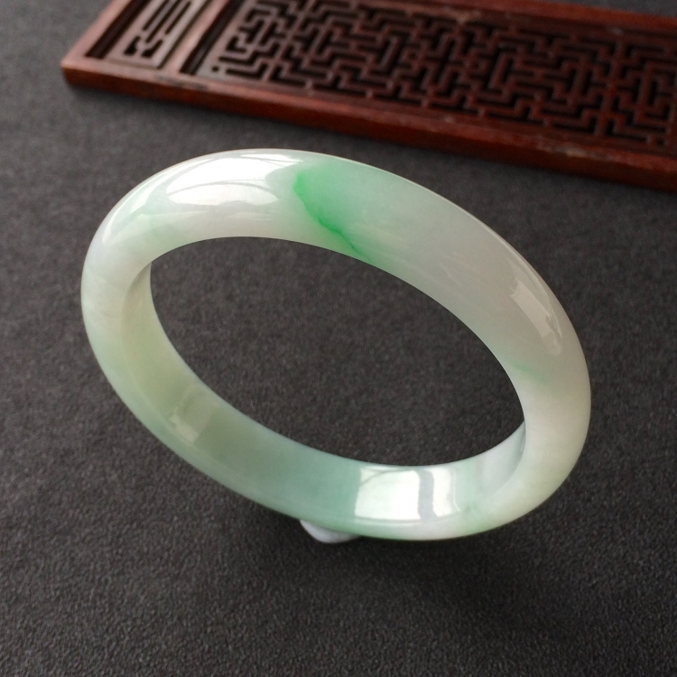 (超值推荐)糯冰种略飘翠手镯(58.1mm)
