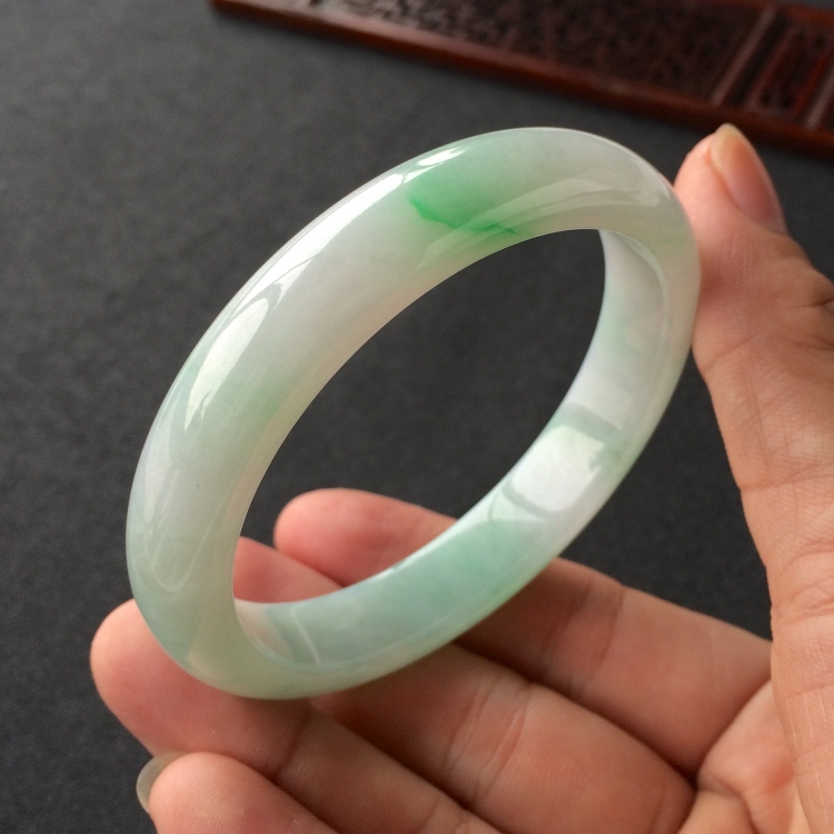 (超值推荐)糯冰种略飘翠手镯(58.1mm)
