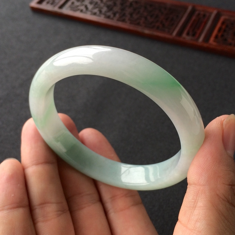 (超值推荐)糯冰种略飘翠手镯(58.1mm)