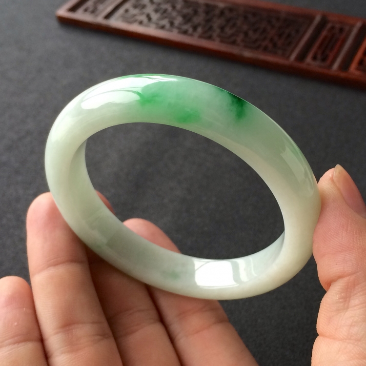 (超值推荐)糯冰种飘翠手镯(56mm)