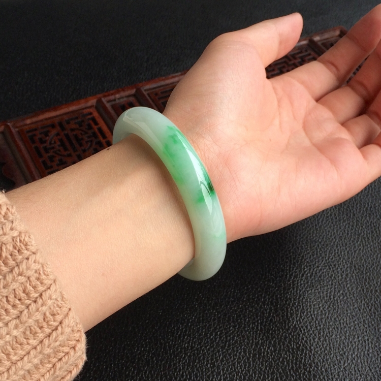 (超值推荐)糯冰种飘翠手镯(56mm)