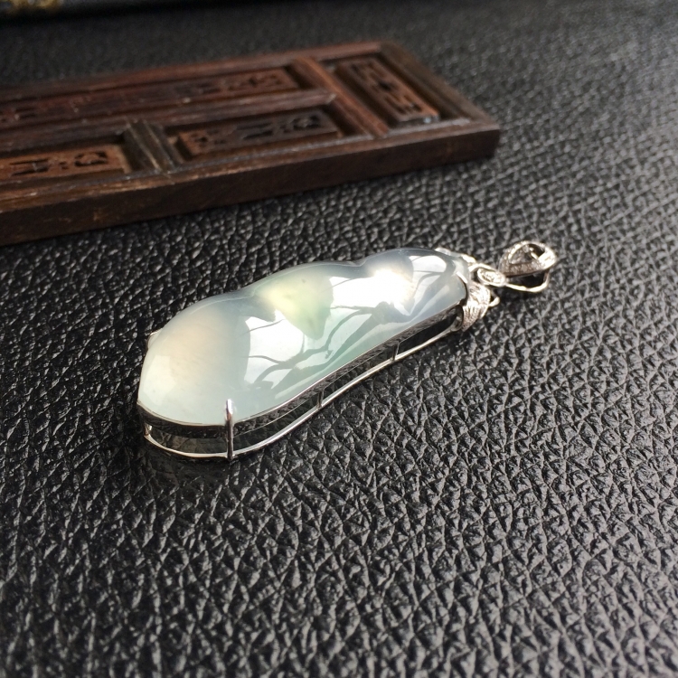 (超值推荐)冰种飘花镶白金钻石福豆胸坠