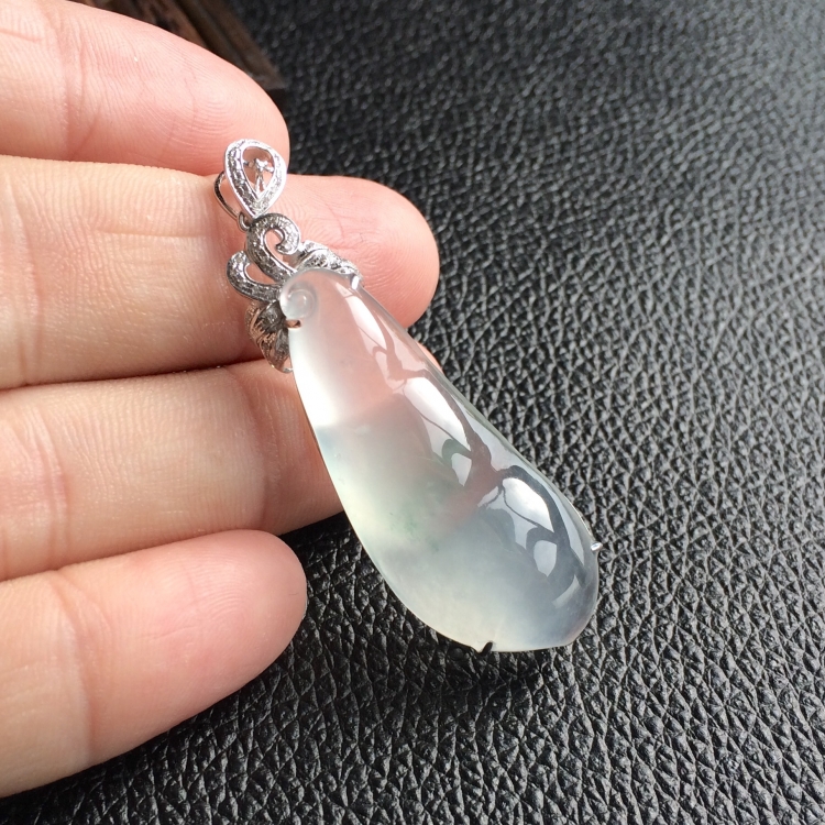 (超值推荐)冰种飘花镶白金钻石福豆胸坠