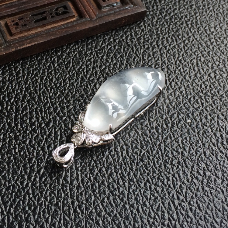 (超值推荐)冰玻种无色镶白金钻石福豆胸坠
