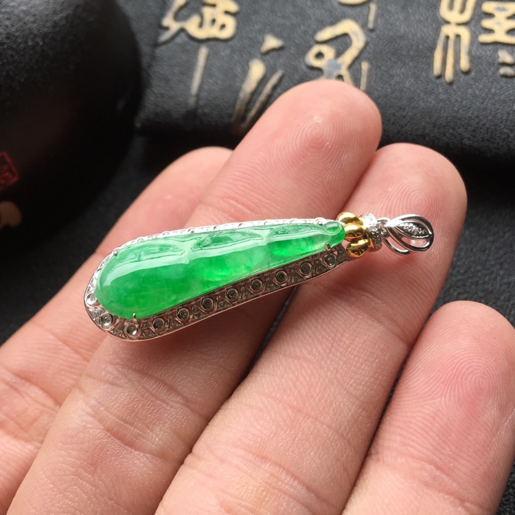 (超值推荐)冰种翠色镶18k金钻石四季豆胸坠