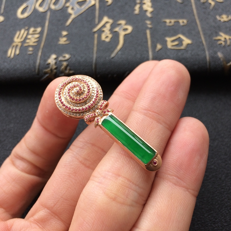 (超值推荐)冰种阳绿镶玫瑰金钻石伴镶红宝石棒棒糖胸坠