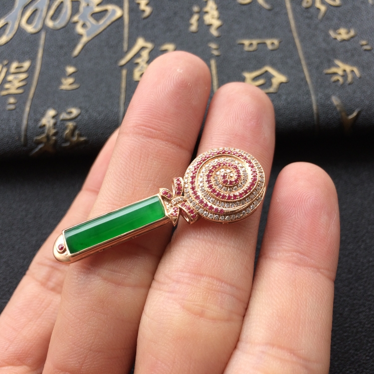 (超值推荐)冰种阳绿镶玫瑰金钻石伴镶红宝石棒棒糖胸坠