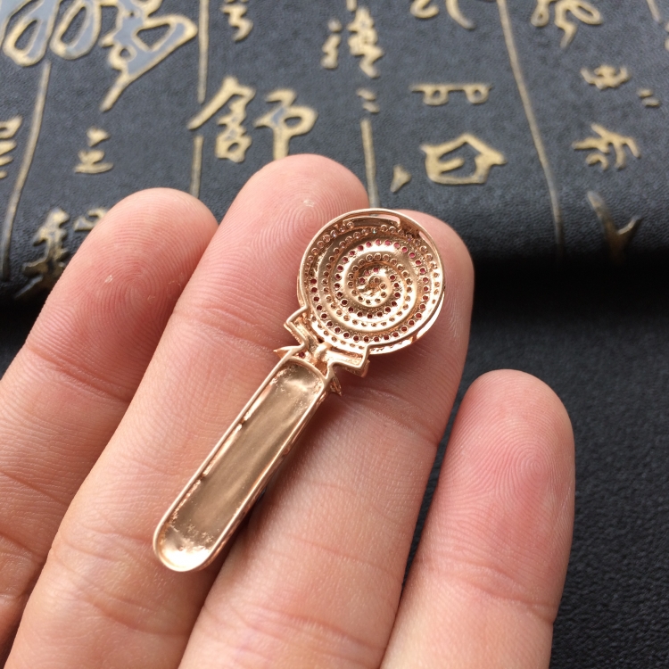 (超值推荐)冰种阳绿镶玫瑰金钻石伴镶红宝石棒棒糖胸坠