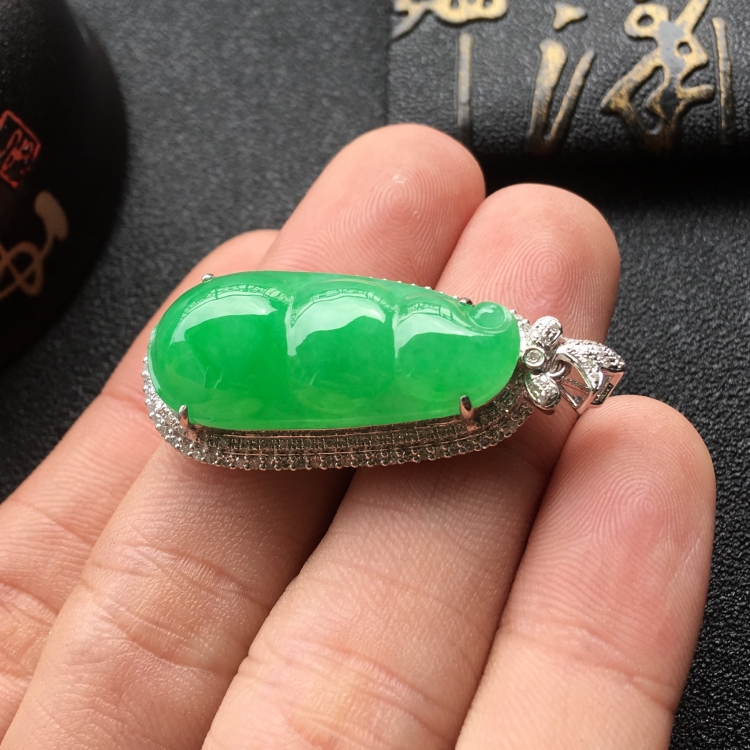 (超值推荐)糯冰种翠色镶白金钻石四季豆胸坠