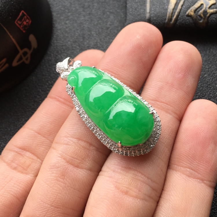 (超值推荐)糯冰种翠色镶白金钻石四季豆胸坠