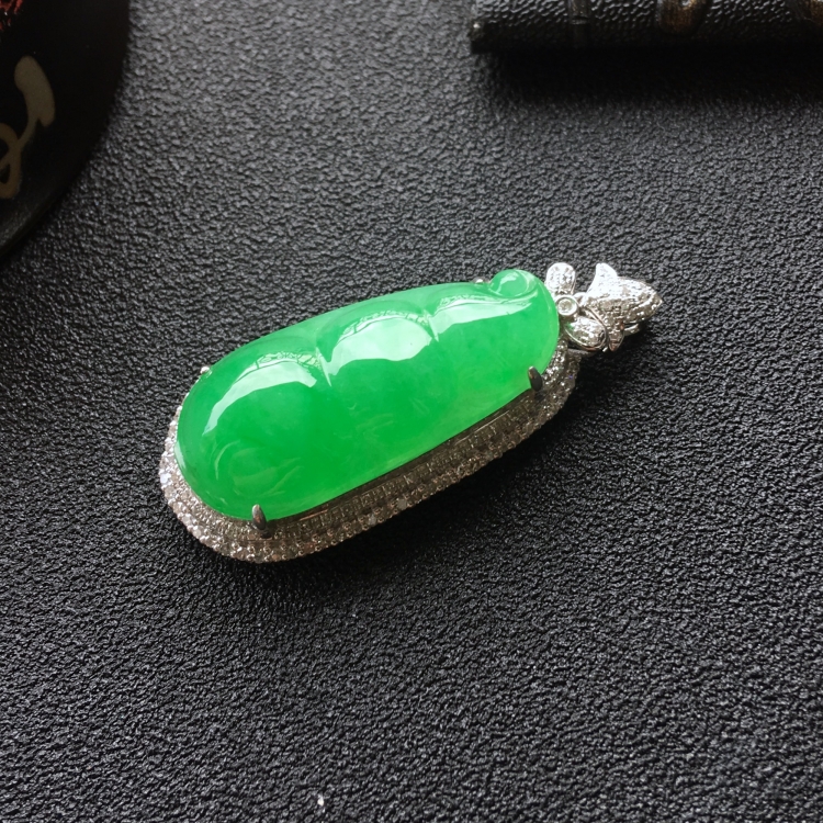 (超值推荐)糯冰种翠色镶白金钻石四季豆胸坠