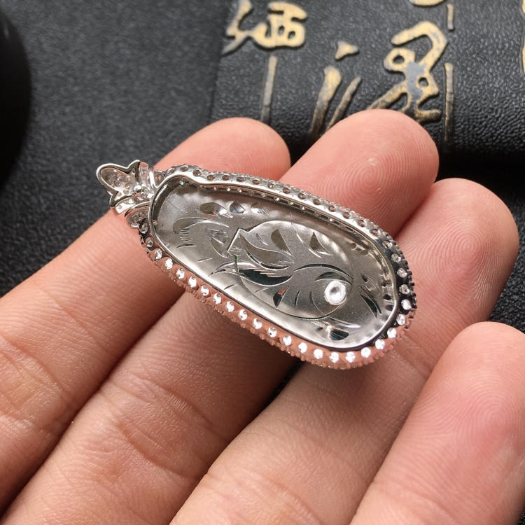 (超值推荐)糯冰种翠色镶白金钻石四季豆胸坠