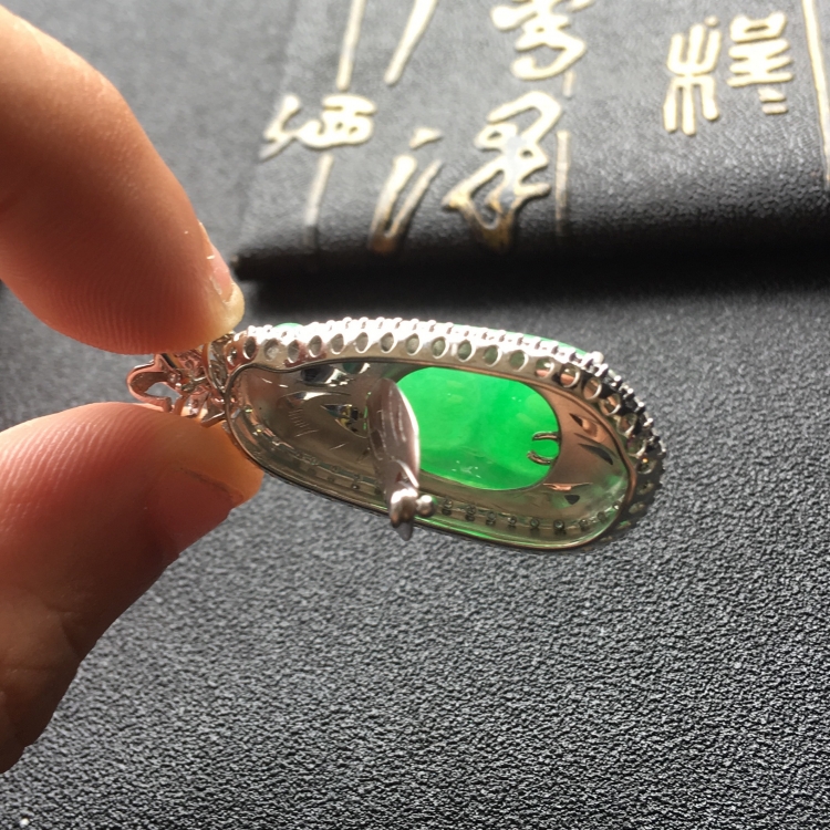 (超值推荐)糯冰种翠色镶白金钻石四季豆胸坠