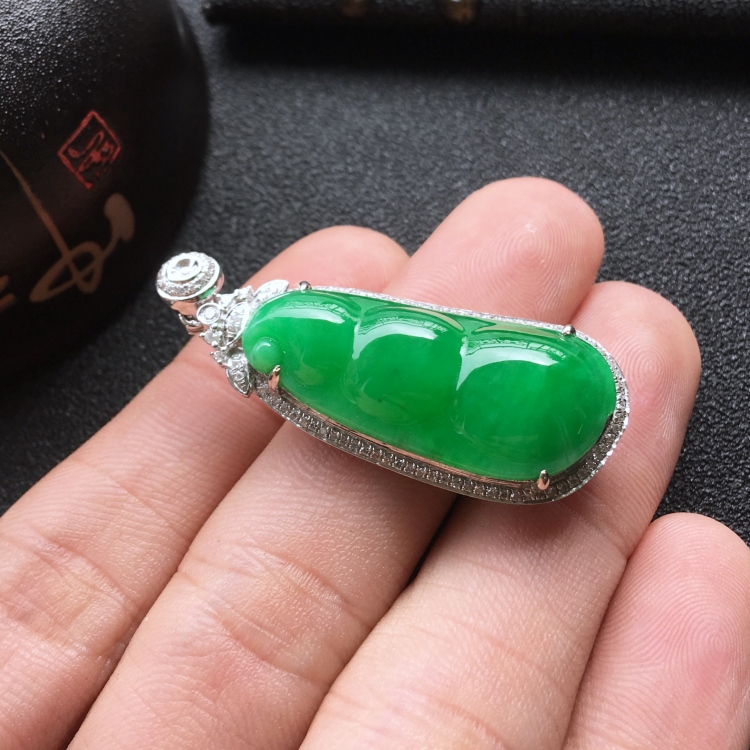 (超值推荐)糯冰种翠色镶白金钻石四季豆胸坠