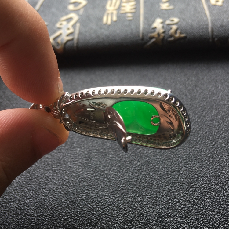 (超值推荐)糯冰种翠色镶白金钻石四季豆胸坠