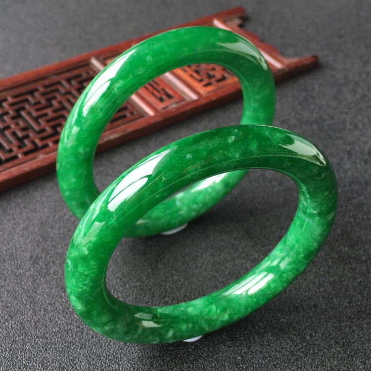 (超值推荐)糯冰种阳绿圆条手镯(56.8mm/57mm)(一对)