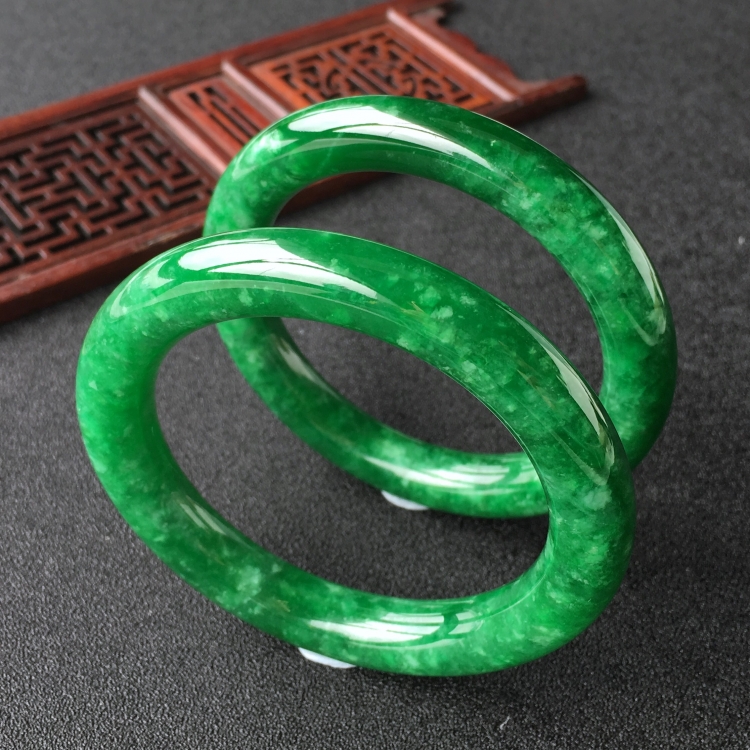 (超值推荐)糯冰种阳绿圆条手镯(56.8mm/57mm)(一对)