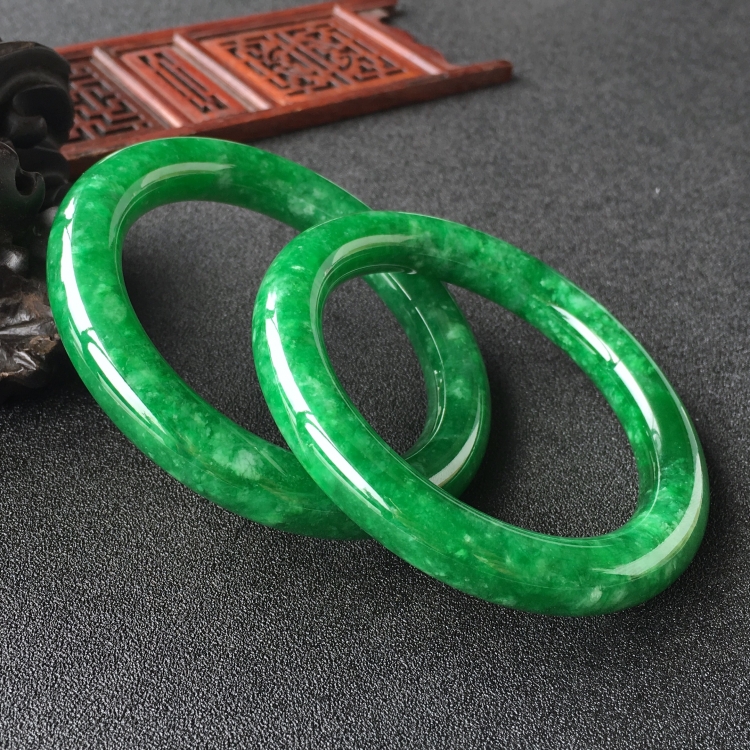 (超值推荐)糯冰种阳绿圆条手镯(56.8mm/57mm)(一对)