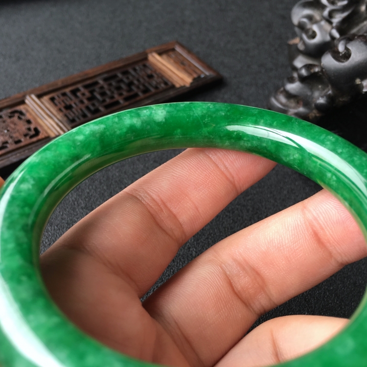 (超值推荐)糯冰种阳绿圆条手镯(56.8mm/57mm)(一对)