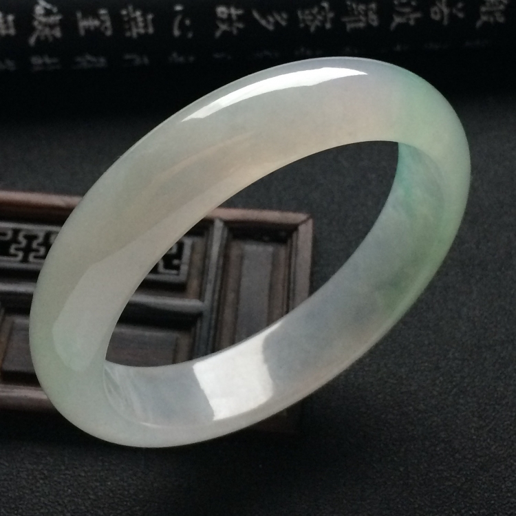 （超值推荐）糯冰种春带彩手镯（55.2mm）
