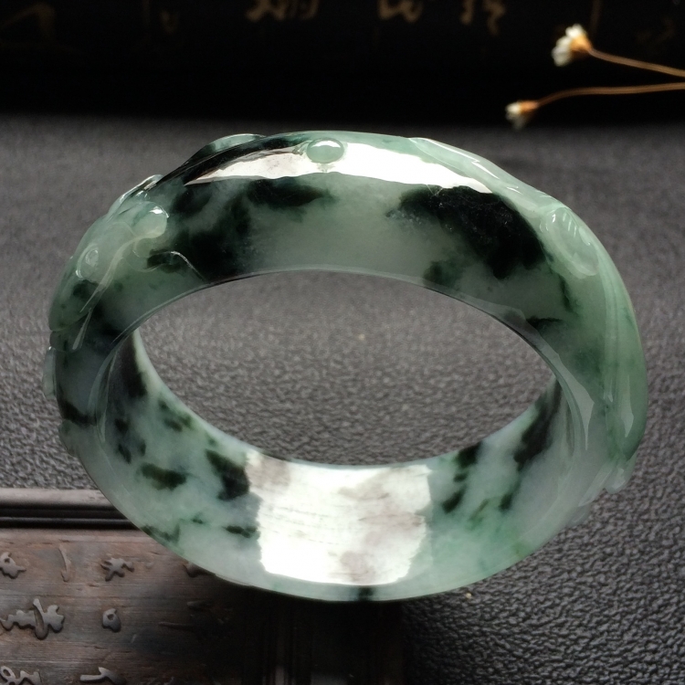 （超值推荐）糯冰种飘花年年有余雕花镯（58mm）