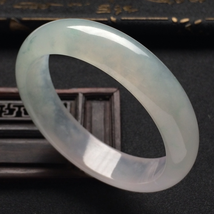 （超值推荐）糯冰种略飘花手镯（56.5mm）