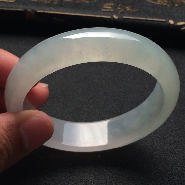 （超值推荐）糯冰种略飘花手镯（56.5mm）