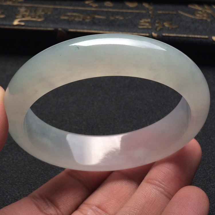 （超值推荐）糯冰种略飘花手镯（56.5mm）
