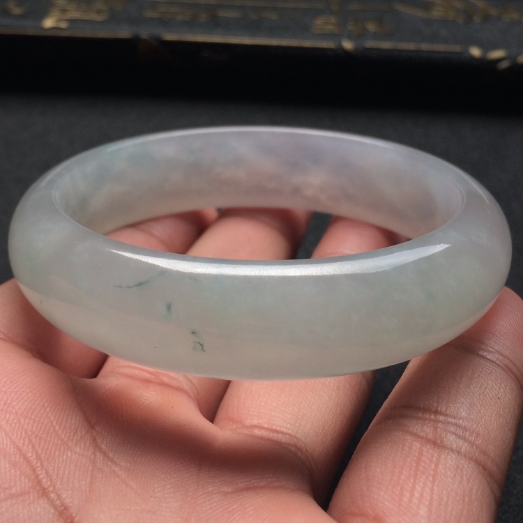 （超值推荐）糯冰种略飘花手镯（56.5mm）