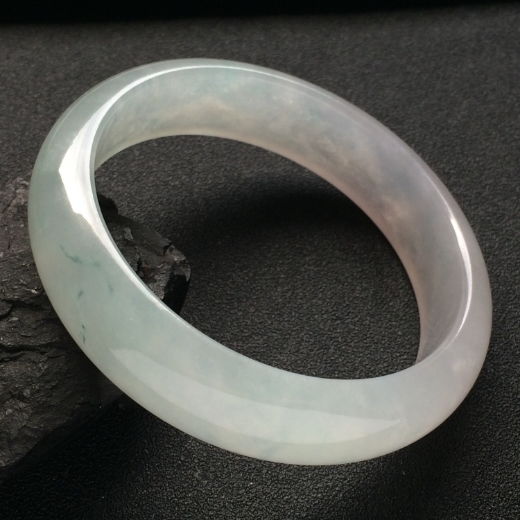 （超值推荐）糯冰种略飘花手镯（56.5mm）