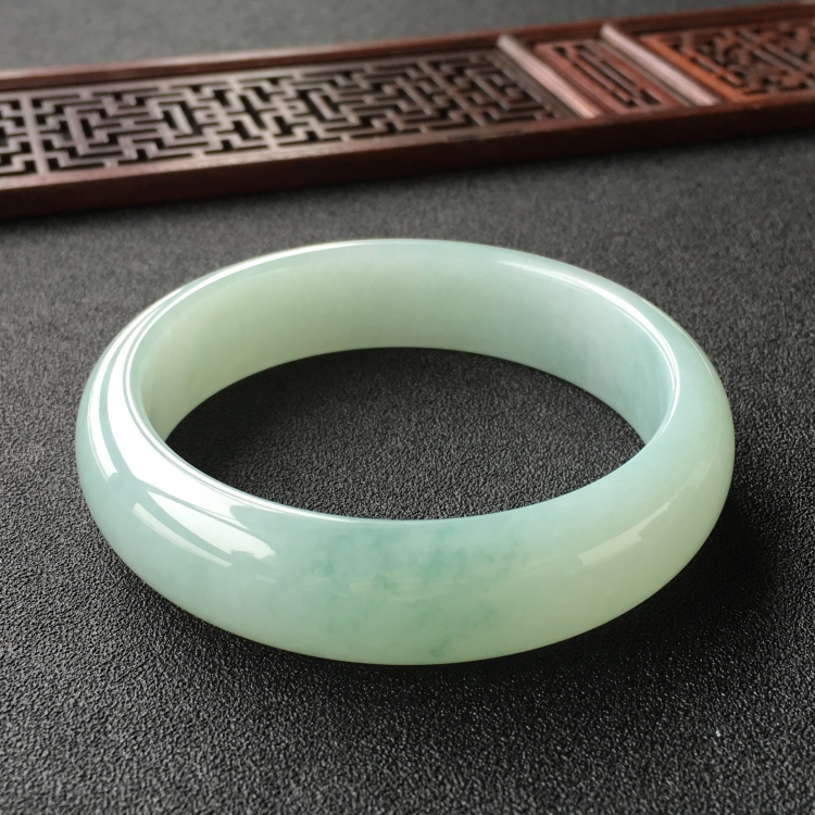 (超值推荐)糯冰种晴水略飘花手镯(59.2mm)