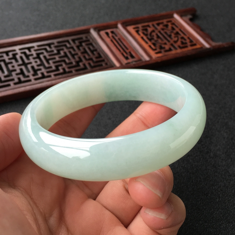 (超值推荐)糯冰种晴水略飘花手镯(59.2mm)