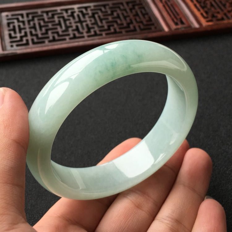 (超值推荐)糯冰种晴水略飘花手镯(59.2mm)