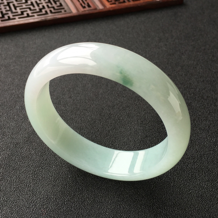 (超值推荐)糯冰种晴水略飘花手镯(59.1mm)