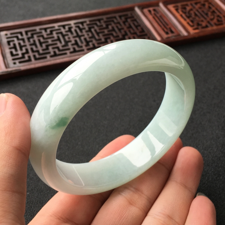 (超值推荐)糯冰种晴水略飘花手镯(59.1mm)