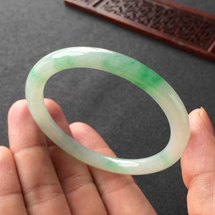 (超值推荐)糯冰种飘翠圆条手镯(54.3mm)