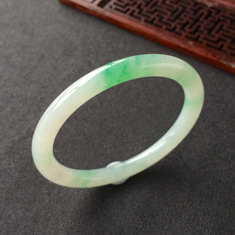 (超值推荐)糯冰种飘翠圆条手镯(54.3mm)