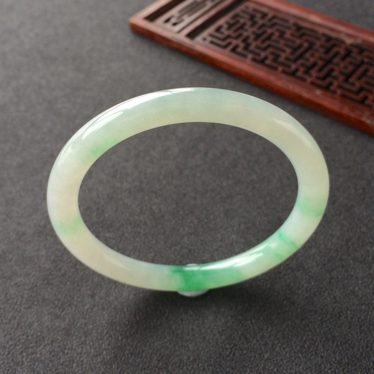 (超值推荐)糯冰种飘翠圆条手镯(54.3mm)