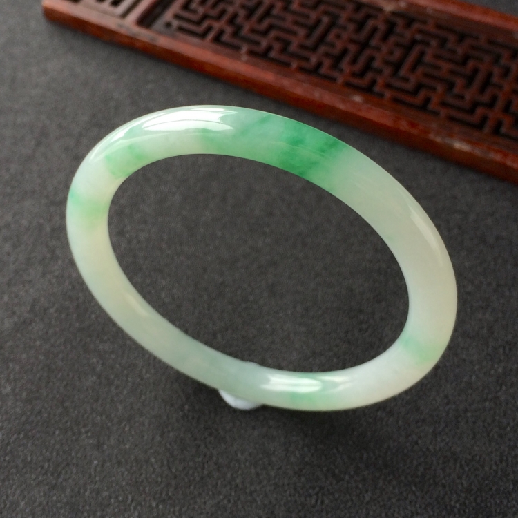 (超值推荐)糯冰种飘翠圆条手镯(54.3mm)
