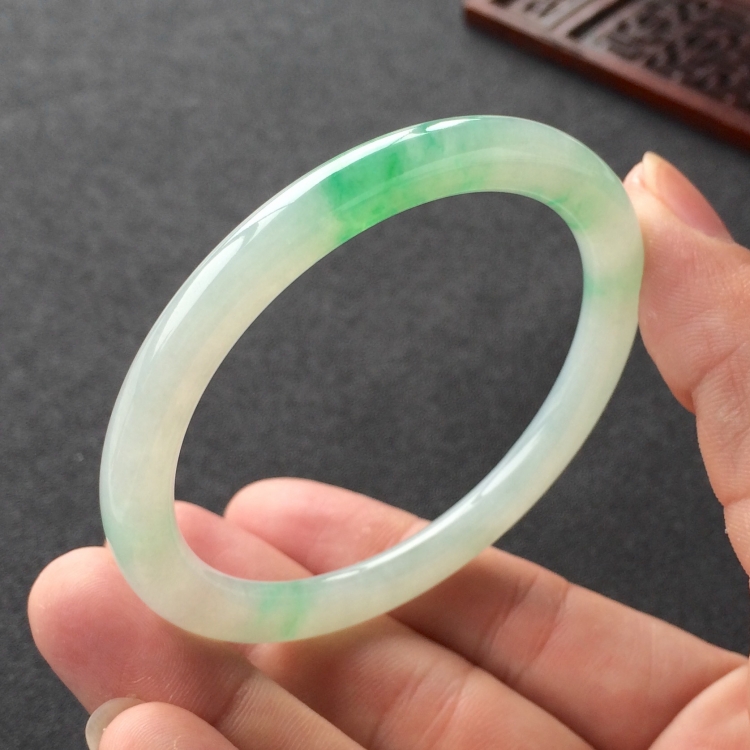 (超值推荐)糯冰种飘翠圆条手镯(54.3mm)