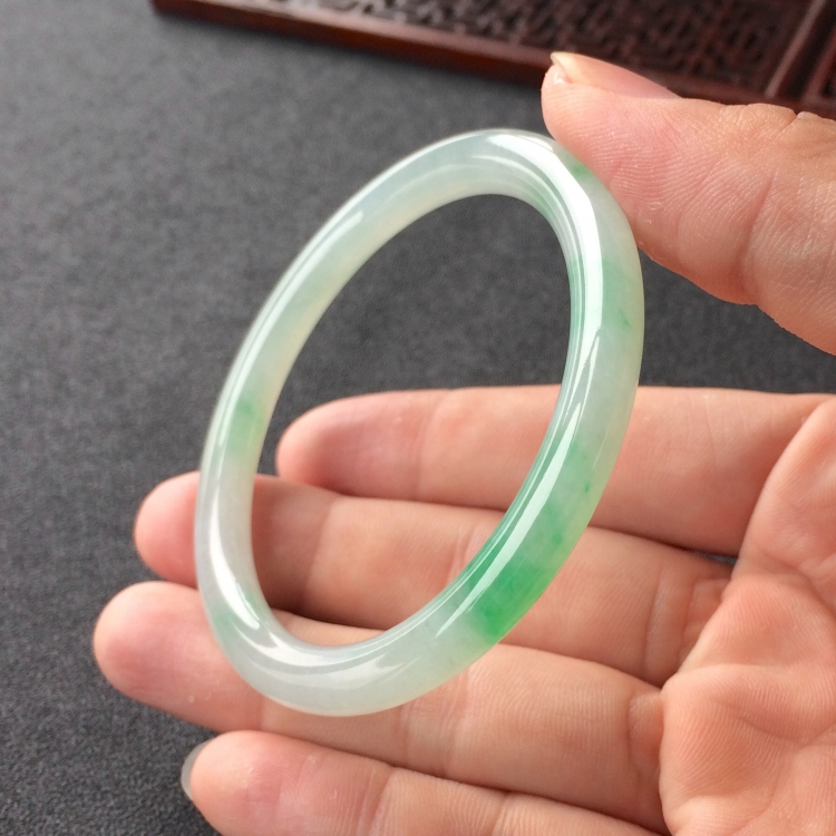 (超值推荐)糯冰种飘翠圆条手镯(54.3mm)
