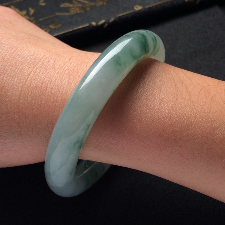 （超值推荐）糯冰种飘花圆条手镯（56mm）