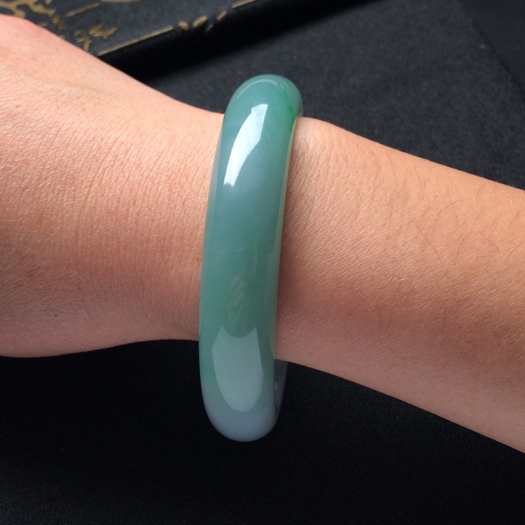 （超值推荐）糯冰种春带彩手镯（58mm）